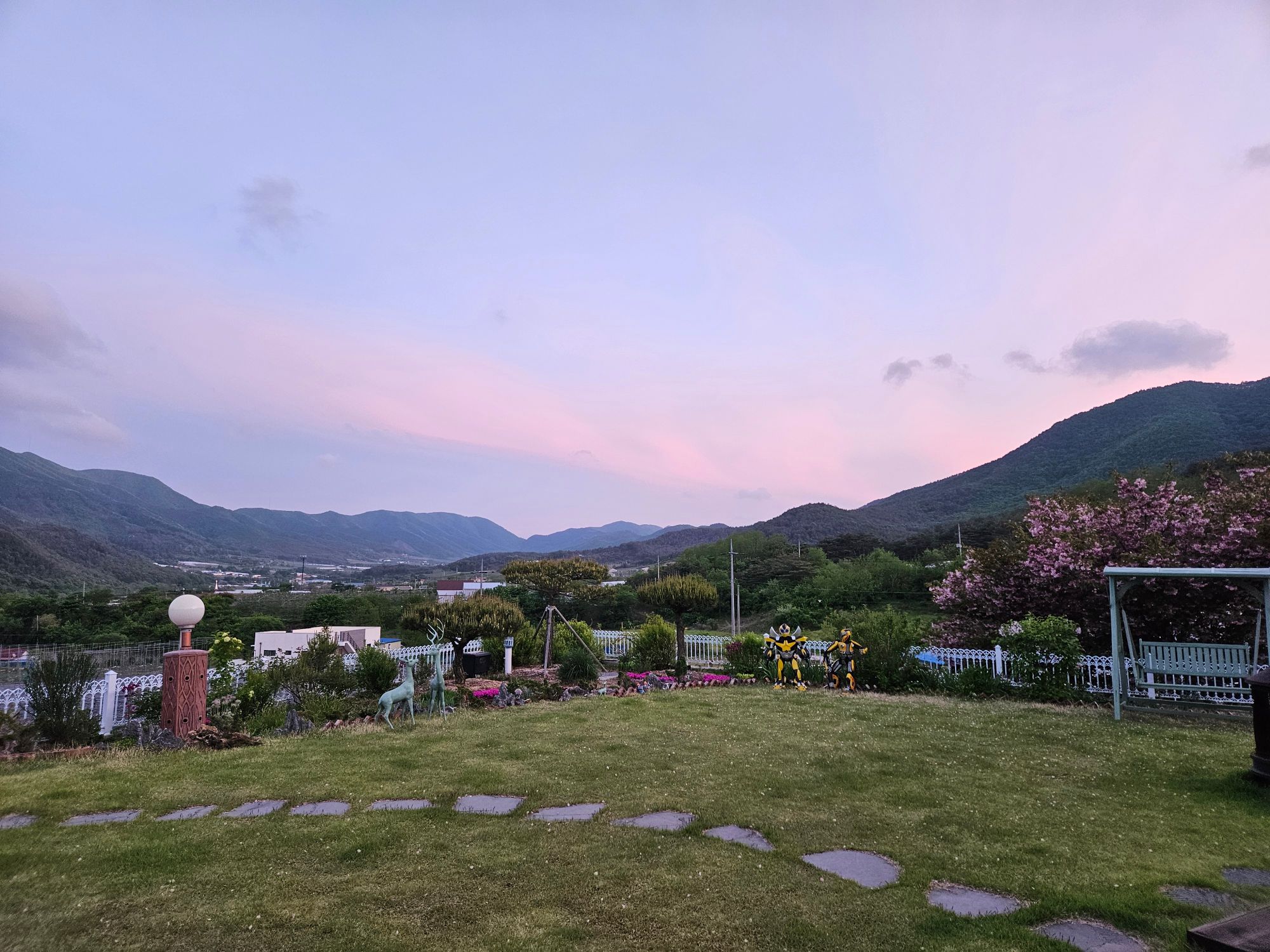 노을 지는 정원 전경